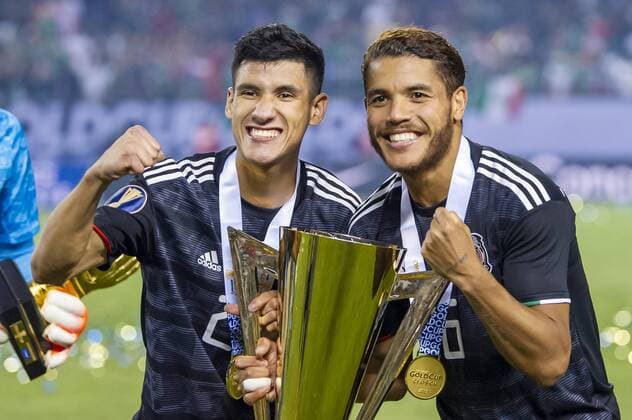 Sport Themen der Woche KW27 Sport Bilder des Tages CHICAGO, IL - JULY 07: Mexico forward Uriel Antuna (22) and Mexico midfielder Jonathan Dos Santos (6) celebrate after the CONCACAF Gold Cup final match between the United States and Mexico on July 07, 2019, at Soldier Field in Chicago, IL. (Photo By Patrick Gorski Icon Sportswire) SOCCER: JUL 07 CONCACAF Gold Cup Finals - USA v Mexico Icon07071920