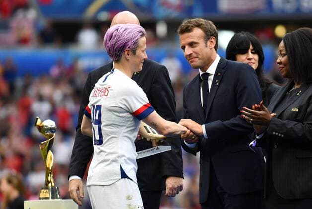 Megan Rapinoe (USA) (15) mit dem Golden Boot Award beim Handshake mit Emmanuel Macron (Staatspräsident von Frankreich) der ihr gratuliert, 07.07.2019, Lyon (Frankreich), Fussball, FIFA Frauen-WM 2019, Finale , USA - Niederlande, FIFA REGULATIONS PROHIBIT ANY USE OF PHOTOGRAPHS AS IMAGE SEQUENCES AND OR QUASI-VIDEO.
