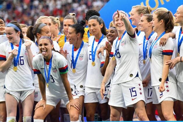 Spielerinnen der USA feiern die Weltmeisterschaft, jubeln, glücklich - Alex Morgan (USA) (13) streckt die Zunge raus - und Megan Rapinoe (USA) (15) zeigt ind Publikum, 07.07.2019, Lyon (Frankreich), Fussball, FIFA Frauen-WM 2019, Finale , USA - Niederlande, FIFA REGULATIONS PROHIBIT ANY USE OF PHOTOGRAPHS AS IMAGE SEQUENCES AND OR QUASI-VIDEO.