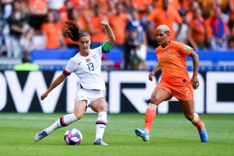Alex Morgan (USA) (13) schlägt den Ball vor Shanice van de Sanden (Niederlande, Holland, 7) nach vorne, 07.07.2019, Lyon (Frankreich), Fussball, FIFA Frauen-WM 2019, Finale , USA - Niederlande, FIFA REGULATIONS PROHIBIT ANY USE OF PHOTOGRAPHS AS IMAGE SEQUENCES AND OR QUASI-VIDEO. *** Alex Morgan USA 13 strikes the ball in front Shanice van de Sanden Netherlands, Holland, 7 forward, 07 07 2019, Lyon France , Football, FIFA Womens World Cup 2019, Final , USA Netherlands, FIFA REGULATIONS PROHIBIT ANY USE OF PHOTOGRAPHS AS IMAGE SEQUENCES AND OR QUASI VIDEO xmkx