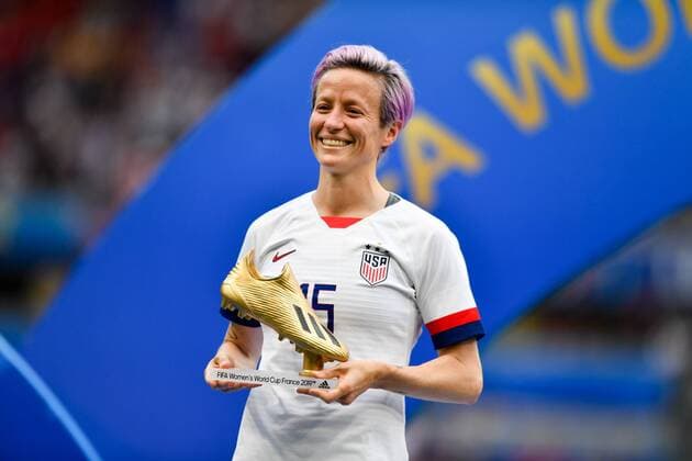 Megan Rapinoe (USA) (15) mit dem Golden Boot Award - lächelnd, 07.07.2019, Lyon (Frankreich), Fussball, FIFA Frauen-WM 2019, Finale , USA - Niederlande, FIFA REGULATIONS PROHIBIT ANY USE OF PHOTOGRAPHS AS IMAGE SEQUENCES AND OR QUASI-VIDEO.