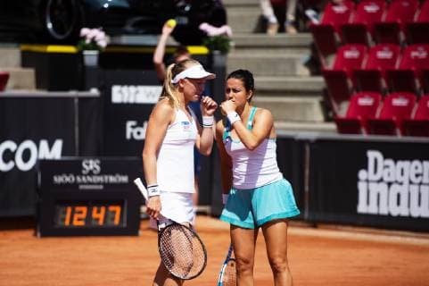 190708 Lara Arruabarrena, Spanien, och Johanna Larsson, Sverige, under en match i tennis under dag 1 av Swedish open den 8 juli 2019 i Bastad. Copyright: EMILxLANGVAD BB190708BB265