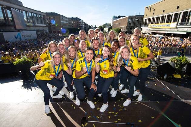 Sport Themen der Woche KW28 190708 The players pose for a team group, Mannschaftsbild, Totale photo during the bronze celebrations of the Swedish women s national team, Nationalteam after the FIFA Women s World Cup on July 8, 2019 in Gothenburg. Photo: Michael Erichsen BILDBYRAN Cop 89 fotboll dam sverige football sweden celebration women bbeng brons bronsfirande mottagning mottages jubel jublar gruppbild *** 190708 The players pose for a team group photo during the bronze celebrations of the Swedish women s national team after the FIFA Women s World Cup on July 8, 2019 in Gothenburg Photo Michael Erichsen BILDBYRAN Cop 89 fotboll dam sverige football sweden celebration women bbeng brons bronsfirande mottagning mottages jubel jublar gruppbild,  Copyright: MICHAELxERICHSEN BB190708BB698