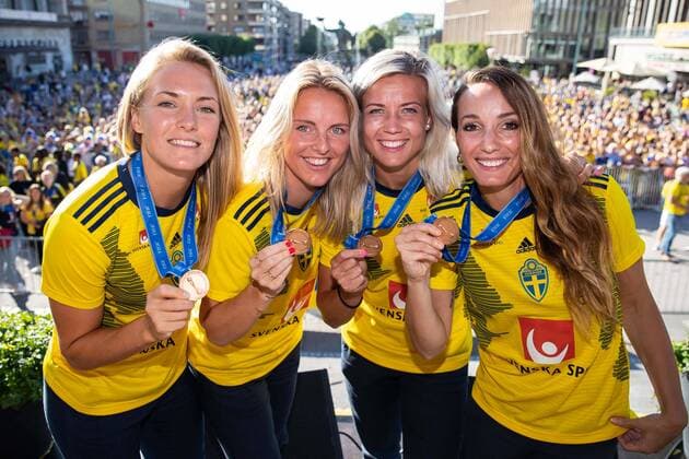 190708 Magdalena Eriksson, Mimmi Larsson, Hanna Glas and Kosovare Asllani pose with their medals during the bronze celebrations of the Swedish women s national team, Nationalteam after the FIFA Women s World Cup on July 8, 2019 in Gothenburg. Photo: Michael Erichsen BILDBYRAN Cop 89 fotboll dam sverige football sweden celebration women bbeng brons bronsfirande Copyright: MICHAELxERICHSEN BB190708BB793