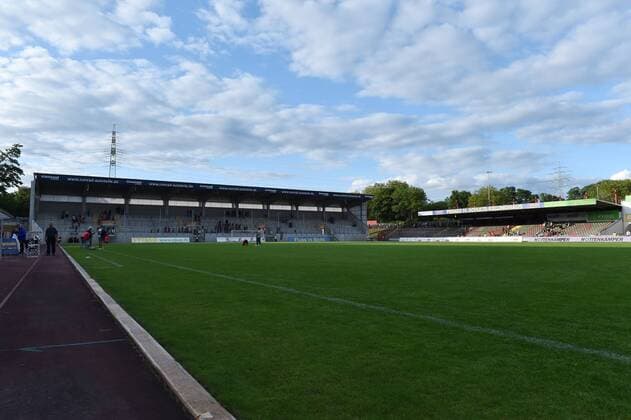 Fußball, Stadiongeschichte Rot-Weiß Oberhausen 07.07.2019, Fussball GER, Saison 2019 2020, 1. Bundesliga, Testspiel, Rot Weiss Oberhausen - FC Schalke 04 1:3, Stadion Niederrhein in Oberhausen, Innenansicht mit Spielfeld und Stehtribuene
