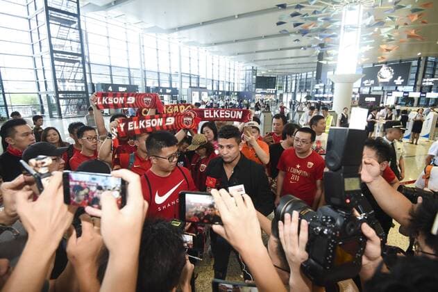 SHANGHAI, CHINA - JULY 08: Brazilian footballer Elkeson of Shanghai SIPG is surrounded by fans at Shanghai Hongqiao International Airport on July 8, 2019 in Shanghai, China.  Copyright: xVCGx CFP111224536666 
