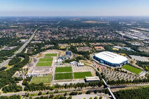 Luftbild vom ARENAPARK Schalke, Veltinsarena und Schalke Trainingsplätze mit dem alten Parkstadion und Hotel Courtyard Gelsenkirchen, Reha-Klinik medicos.AufSchalke Reha GmbH & Co. KG und altes Parkstadion in Erle, Gelsenkirchen, Ruhrgebiet, Nordrhein-Westfalen, Deutschland !ACHTUNGxMINDESTHONORARx60xEURO! *** Aerial view of the ARENAPARK Schalke, Veltinsarena and Schalke training grounds with the old Park Stadium and Hotel Courtyard Gelsenkirchen, Reha Klinik medicos AufSchalke Reha GmbH Co KG and old Park Stadium in Erle, Gelsenkirchen, Ruhrgebiet, Nordrhein Westfalen, Germany ACHTUNGxMINDESTHONORARx60xEURO