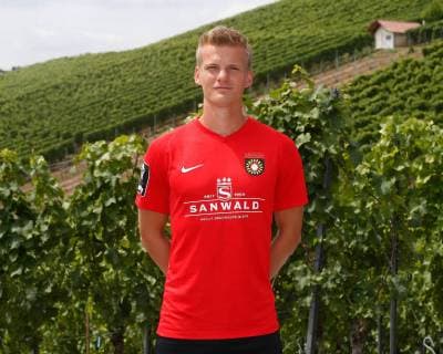 Dan-Patrick Poggenberg ; Sonnenhof Grossaspach . Porträttermin SG Sonnenhof Grossaspach 2019-2020 . Grossaspach, GER, 08.07.2019 ,Fussball 3. Liga 2019 2020 .
