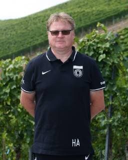 Betreuer Harry Anders ; Sonnenhof Grossaspach . Porträttermin SG Sonnenhof Grossaspach 2019-2020 . Grossaspach, GER, 08.07.2019 ,Fussball 3. Liga 2019 2020 .