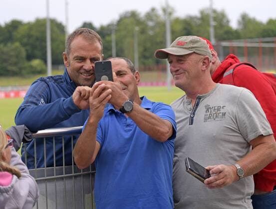 08.07.2019, Fussball 1.Bundesliga 2019 2020, Trainingsauftakt FC Bayern München, an der Säbener Strasse. Co-Trainer Hans-Dieter Flick (FC Bayern München) hilft den Fans beim Selfie mit ihrem Handy zurechtzukommen.