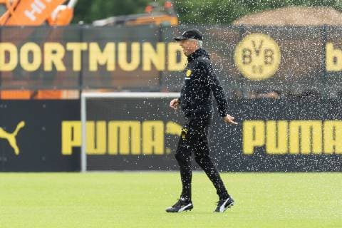 Sport Bilder des Tages Dortmund, Germany, 09.07.2019, 1. Bundesliga, Training BV Borussia Dortmund, Trainer Lucien Favre (BVB) wird nass gespritzt, ( Defodi-01001216035