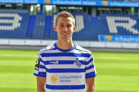 GER, offizieller Fototermin Porträttermin Portraettermin MSV Duisburg Spieler Arne Sicker; MSV Duisburg; 3. Liga - DFB, Porträttermin 2019 2020 quer, Querformat