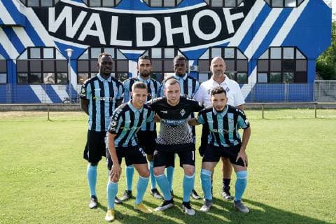 Die Neuzugänge und der Cheftrainer, hinten v.li.: Jean Romaric Kevin Koffi (30), Mohamed Gouaida (18), Benedict Dos Santos (21), Bernhard Trares (Trainer), vorne v.li.: Jan-Hendrik Marx (26), Timo Königsmann (Torwart, 1), Arianit Ferati (10)