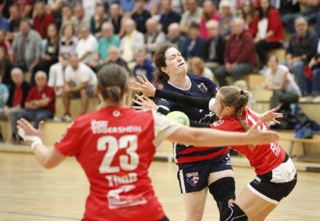 Deutschland - Hattersheim - 09.07.2019 Handball - Hessen - Testspiel - Damen Saison 2018 2019 TSG Eddersheim (rot) - USA (schwarz) v.l. Lena Thoß (Eddersheim), Kathleen Darling (USA), Anna Franziska Gempp (Eddersheim) TSG Eddersheim - USA