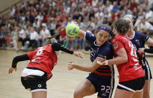 Deutschland - Hattersheim - 09.07.2019 Handball - Hessen - Testspiel - Damen Saison 2018 2019 TSG Eddersheim (rot) - USA (schwarz) v.l. Alexandra Flebbe (Eddersheim), Jence Rhoads (USA), Lena Thoß (Eddersheim) TSG Eddersheim - USA