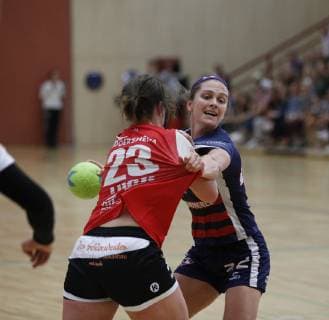 Deutschland - Hattersheim - 09.07.2019 Handball - Hessen - Testspiel - Damen Saison 2018 2019 TSG Eddersheim (rot) - USA (schwarz) v.l. Lena Thoß (Eddersheim), Jence Rhoads (USA) TSG Eddersheim - USA
