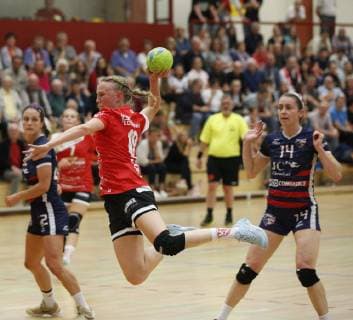 Deutschland - Hattersheim - 09.07.2019 Handball - Hessen - Testspiel - Damen Saison 2018 2019 TSG Eddersheim (rot) - USA (schwarz) v.l. Franziska Feick (Eddersheim) TSG Eddersheim - USA