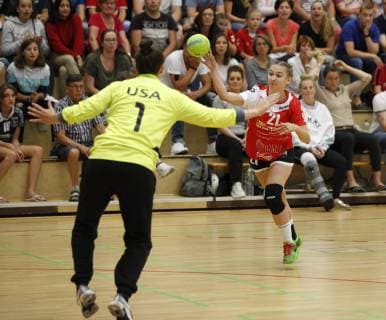 Deutschland - Hattersheim - 09.07.2019 Handball - Hessen - Testspiel - Damen Saison 2018 2019 TSG Eddersheim (rot) - USA (schwarz) v.l. Torwart Sophie Fasold (USA), Ariane Hilbig (Eddersheim) TSG Eddersheim - USA