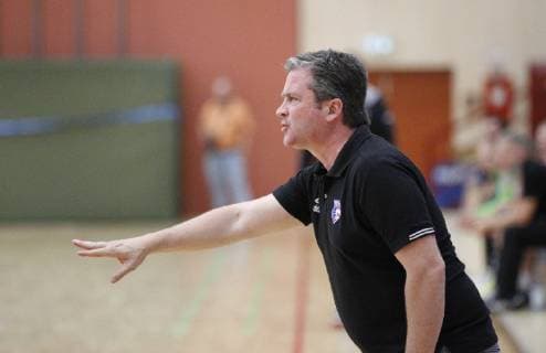 Deutschland - Hattersheim - 09.07.2019 Handball - Hessen - Testspiel - Damen Saison 2018 2019 TSG Eddersheim (rot) - USA (schwarz) v.l. Trainer Christian Latulippe TSG Eddersheim - USA