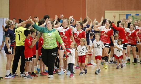 Deutschland - Hattersheim - 09.07.2019 Handball - Hessen - Testspiel - Damen Saison 2018 2019 TSG Eddersheim (rot) - USA (schwarz) v.l. Sarah Gascon (USA), Torhüterin Lisa Brennigke (Eddersheim) TSG Eddersheim - USA