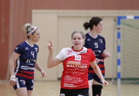 Deutschland - Hattersheim - 09.07.2019 Handball - Hessen - Testspiel - Damen Saison 2018 2019 TSG Eddersheim (rot) - USA (schwarz) v.l. Julia Krämer (Eddersheim) TSG Eddersheim - USA