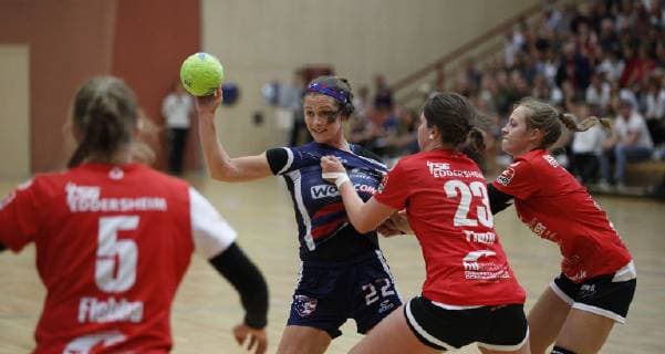 Deutschland - Hattersheim - 09.07.2019 Handball - Hessen - Testspiel - Damen Saison 2018 2019 TSG Eddersheim (rot) - USA (schwarz) v.l. Alexandra Flebbe (Eddersheim), Jence Rhoads (USA), Lena Thoß (Eddersheim) TSG Eddersheim - USA