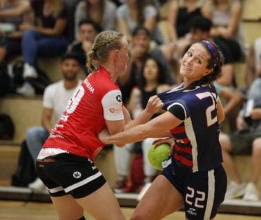 Deutschland - Hattersheim - 09.07.2019 Handball - Hessen - Testspiel - Damen Saison 2018 2019 TSG Eddersheim (rot) - USA (schwarz) v.l. Franziska Feick (Eddersheim), Jence Rhoads (USA) TSG Eddersheim - USA