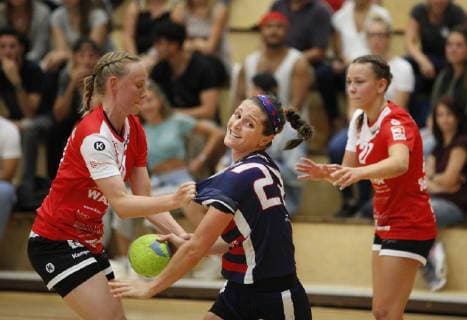 Deutschland - Hattersheim - 09.07.2019 Handball - Hessen - Testspiel - Damen Saison 2018 2019 TSG Eddersheim (rot) - USA (schwarz) v.l. Franziska Feick (Eddersheim), Jence Rhoads (USA) TSG Eddersheim - USA