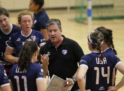 Deutschland - Hattersheim - 09.07.2019 Handball - Hessen - Testspiel - Damen Saison 2018 2019 TSG Eddersheim (rot) - USA (schwarz) v.l. Julia Taylor (USA), Trainer Christian Latulippe, Jennifer Farrar (USA) TSG Eddersheim - USA