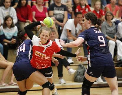 Deutschland - Hattersheim - 09.07.2019 Handball - Hessen - Testspiel - Damen Saison 2018 2019 TSG Eddersheim (rot) - USA (schwarz) v.l. Maria Vallone (USA), Anna Franziska Gempp (Eddersheim), Kathleen Darling (USA) TSG Eddersheim - USA