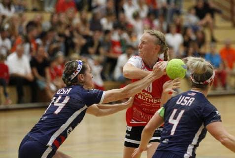 Deutschland - Hattersheim - 09.07.2019 Handball - Hessen - Testspiel - Damen Saison 2018 2019 TSG Eddersheim (rot) - USA (schwarz) v.l. Jennifer Farrar (USA), Franziska Feick (Eddersheim), Sarah Gascon (USA) TSG Eddersheim - USA