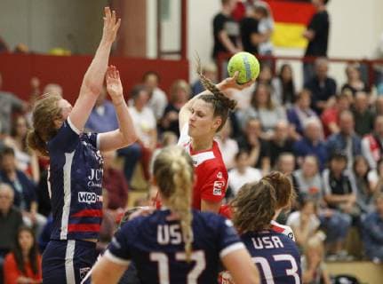 Deutschland - Hattersheim - 09.07.2019 Handball - Hessen - Testspiel - Damen Saison 2018 2019 TSG Eddersheim (rot) - USA (schwarz) v.l. Lilly König (Eddersheim) TSG Eddersheim - USA