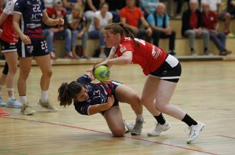 Deutschland - Hattersheim - 09.07.2019 Handball - Hessen - Testspiel - Damen Saison 2018 2019 TSG Eddersheim (rot) - USA (schwarz) v.l. Sif Skov Christensen (USA), Clara Wimmer (Eddersheim) TSG Eddersheim - USA