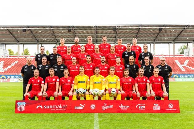 Teampraesentation FSV Zwickau Fussball 3.Liga FSV Zwickau, Fussball, 3.Liga, Porträttermin 2019 2020, Mannschaftsfoto , Obere Reihe v.l.: Maurice Hehne, Christopher Handke, Gerrit Wegkamp, Ronny König Koenig, Ali Odabas und Elias Huth , 2. Reihe v.oben v.l.: Mannschaftsleiter Jens Schubert, Mannschaftsleiter Mario Kallisch, Janik Mäder Maeder, Christian Bickel, Rene Lange, Denis Jäpel Jaepel, Torwarttrainer Steffen Süßner Suessner und Athletiktrainer Christoph Rezler , 3. Reihe v.oben v.l.: Mannschaftsarzt Dr. med. Bernhard Karich, Physiotherapeut Christian Puschmann, Physiotherapeut Sven Schubert, Julius Reinhardt, Davy Frick, Morris Schröter Schroeter, Leon Jensen, Sportdirektor Toni Wachsmuth, Trainer Joe Enochs und Co-Trainer Danny König , Untere Reihe v.l.: Fabio Viteritti, Nils Miatke, Marius Hauptmann, Torhüter Matti Kamenz, Torhüter Johannes Brinkies, Torhüter Max Sprang, Marcus Godinho, Mike Könnecke Koennecke und Sascha Härtel Haertel , Zwickau, 09.07.2019, GGZ Arena, Fussball. ,