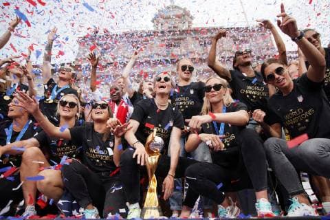 IMAGO Iconic Moments, Fußball - Frauen Sport Bilder des Tages Confetti falls on Megan Rapinoe and the players of the United States Women s Soccer team celebrate at City Hall after a Ticker Tape Parade at the Canyon Of Heroes on Wednesday, July 10, 2019 in New York City. Team USA defeated the Netherlands 2-0 to capture their second straight World Cup title.  NYP20190710120 JOHNxANGELILLO