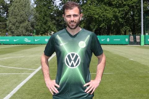 VfL Mannschaft+Portraits Admir Mehmedi; VfL Wolfsburg, 1.BL, PortraÌˆttermin 2019 2020, Wolfsburg