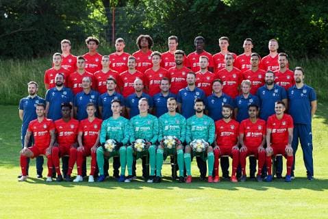 FC Bayern München II (U23); 3.Liga, Porträttermin 2019 2020, Mannschaftsfoto, Untere Reihe v.li.: Angelo Mayer, Derrick Köhn, Maximilian Zaiser, Michael Wagner, Ron-Thorben Hoffmann, Christian Früchtl, Michael Netolitzky, Mert Yilmaz, Sarpreet Singh, Thomas Rausch, Zweite Reihe v.li.: Johannes Behr (Spielanalyse), Samy Khalfallah (Teamorganisator), Walter Junghans (Torwarttrainer), David Krecidlo (Co-Trainer), Sebastian Hoeneß (Cheftrainer), Dirk Teschke (Co-Trainer), Tobias Dippert (Athletiktrainer), Jan Müller (Teamarzt), Carsten Kramer (Physio), Dominik Gerzer (Physio), Moritz Renker (Physio), Dritte Reihe v.li.: Can Karatas, Marcell Zylla, Daniel Ontuzans, Alexander Nollenberg, Yannik Rochelt, Timothy Tillmann, Timo Kern, Meritan Shabani, Oliver Batista Meier, Maximilian Welzmüller, Hintere Reihe v.li.: Kilian Senkbeil, Chris Richards, Lars Lukas Mai, Yoshua Zirkzee, Nico Feldhahn, Kwasi Okyere Wriedt, Theo Rieg, Maximilian Franzke, Paul Will; FC Bayern München II (U23); 3.Liga, Porträttermin 2019 2020, Mannschaftsfoto
