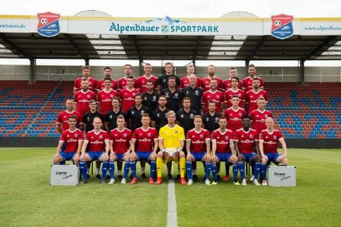 SpVgg Unterhaching; 3.Liga, Porträttermin 2019 2020, Mannschaftsfoto, Untere Reihe v.li.: Christoph Ehlich, Maximilian Krauß, Alexander Kaltner, Niclas Anspach, Nico Mantl, Luca Marseiler, Maximilian Bauer, Stephan Mensah, Sascha Bigalke, Zweite Reihe v.li.: Felix Schröter, Stefan Schwabl (Betreuer), Andreas Fischer (Physio), Frederik Greve (Mannschaftsarzt), Felix Schierholt (Physio), Georg Wallner (Athletiktrainer), Sebastian Friedl (Co-Trainer), Lucas Hufnagl, Max Dombrowka, Dritte Reihe v.li.: Stephan Hain, Jim-Patrick Müller, Thomas Hagn, Patrick Irmler (Co-Trainer), Claus Schromm (Cheftrainer), Steffen Galm (Leiter Kaderplanung), Dominik Stahl, Markus Schwabl, Moritz Heinrich, Obere Reihe v.li.: Paul Grauschopf, Stefan Schimmer, Alexander Winkler, Christoph Greger, Sebastian Wolf (Torwarttrainer), Jannik Bandowski, Marc Endres, Niclas Stierlin. Josef Welzmüller; SpVgg Unterhaching; 3.Liga, Porträttermin 2019 2020, Mannschaftsfoto