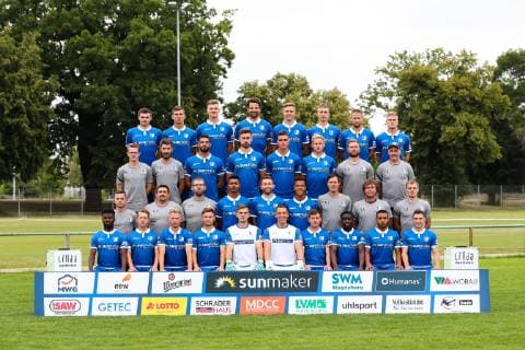 Mannschaftsfoto 1. FC Magdeburg 3. Liga 2019 2020 4. Reihe von links: Björn Rother, Brian Koglin, Philipp Harant, Christian Beck, Anthony Roczen, Pascal Schmedemann, Timo Perthel, Thore Jacobsen 3. Reihe von links: Philipp Brix (Physiotherapeut), Tino Meyer (Physiotherapeut), Jürgen Gjasula, Dustin Bomheuer, Tobias Müller, Sören Bertram, Kevin Waliczek (Spielanalyst), Dirk Keller (Reha- & Athletiktrainer) 2. Reihe von links: Oliver Poranzke (Mannschaftsarzt), Heiko Horner (Mannschaftsleiter Zeugwart), Dr. Stefan Wiegand (Mannschaftsarzt), Tarek Chahed, Rico Preißinger, Marcel Costly, Matthias Tischer (Torwarttrainer), Stefan Krämer (Cheftrainer), Silvio Bankert (Co-Trainer) 1. Reihe von links: Manfred Osei Kwadwo, Marvin Temp, Dominik Ernst, Anton Kanther, Morten Behrens, Alexander Brunst, Charles Elie Laprevotte, Sirlord Conteh, Leon Bell Bell, Mario Kvesic Es fehlt: Dr. Jan Philipp Schüttrumpf (Mannschaftsarzt) - 3. Liga Porträttermin 2019 2020 offizieller Fototermin 1. FC Magdeburg auf dem Trainingsplatz an der MDCC Arena in Magdeburg - Deutschland, Fussball, Mann, Maenner,GER,11.07.2019