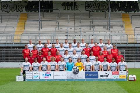 SV Sandhausen; 2. Bundesliga, Porträttermin 2019 2020, Mannschaftsfoto, 1. Reihe von oben v.li: Emanuel Taffertshofer (20), Robin Scheu (27), Felix Müller (25), Julius Biada (10), Marlon Frey (5), Erik Zenga (17), Philipp Klingmann (24), Philip Türpitz (7), Denis Linsmayer (6), Enrique Manuel Pena Zauner (21), 2. Reihe v.li.: Dr. Pieter Beks (Mannschaftsarzt), Dr. Brigitte Mittelbach (Mannschaftsärztin), Dr. Nikolaus Streich (Mannschaftsarzt), Joachim Krainz (Physiotherapeut), Rurik Gislason (9), Leart Paqarada (19), Kevin Behrens (16), Markus Müller (Physiotherapeut), Christian Bieser (Physiotherapeut), Franziska Wickenhäuser (Physiotherapeutin), Muhterem Kocaman (Teambetreuer), 3. Reihe v.li.: Mikayil Kabaca (Sportlicher Leiter), Dennis Jantos (Teammanager), Phil Weimer (Videoanalyst), Dirk Stelly (Athletiktrainer), Alexander Rossipal (3), Gerrit Nauber (22), Mario Engels (8), Stefan Kulovits (31), Daniel Ischdonat (Torwarttrainer), Gerhard Kleppinger (Co-Trainer), Uwe Koschinat (Trainer), 4. Reihe v.li.: Sören Dieckmann (30), Philipp Förster (28), Roman Hauk (39), Jesper Verlaat (4), Aleksandr Zhirov (Alexander Schirow, 2), Rick Wulle (Torwart, 13), Martin Fraisl (Torwart, 1), Tim Kister (14), Ivan Paurevic (29), Markus Karl (23), Aziz Bouhaddouz (11), Dennis Diekmeier (18)