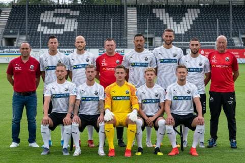 SV Sandhausen; 2. Bundesliga, Porträttermin 2019 2020, Mannschaftsfoto, Der Sportliche Leiter und die Trainer mit den Neuzugängen, Neuzugänge, hinten v.li.: Mikayil Kabaca (Sportlicher Leiter), Mario Engels (8), Gerrit Nauber (22), Uwe Koschinat (Trainer), Aziz Bouhaddouz (11), Ivan Paurevic (29), Marlon Frey (5), Gerhard Kleppinger (Co-Trainer), vorne v.li.: Robin Scheu (27), Philip Türpitz (7), Martin Fraisl (Torwart, 1), Enrique Manuel Pena Zauner (21), Julius Biada (10)