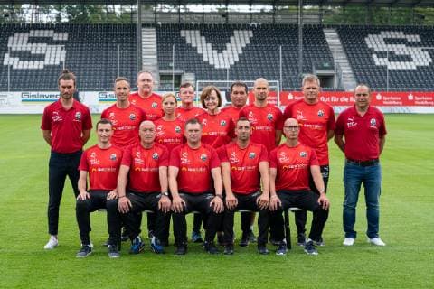 SV Sandhausen; 2. Bundesliga, Porträttermin 2019 2020, Mannschaftsfoto, Trainerstab, Betreuer und Funktionsteam, hi. Reihe v.li: Dennis Jantos (Teammanager), Markus Müller (Physiotherapeut), Christian Bieser (Physiotherapeut), Franziska Wickenhäuser (Physiotherapeutin), Dr. Pieter Beks (Mannschaftsarzt), Dr. Brigitte Mittelbach (Mannschaftsärztin), Muhterem Kocaman (Teambetreuer), Joachim Krainz (Physiotherapeut), Dr. Nikolaus Streich (Mannschaftsarzt), Mikayil Kabaca (Sportlicher Leiter), vo. Reihe v.li.: Phil Weimer (Videoanalyst), Gerhard Kleppinger (Co-Trainer), Uwe Koschinat (Trainer), Daniel Ischdonat (Torwarttrainer), Dirk Stelly (Athletiktrainer)