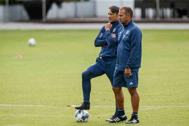 Muenchen, Deutschland, 12.07.2019, 1. Bundesliga, Training FC Bayern Muenchen Cheftrainer Niko Kovac (FCB), Co-Trainer Hansi Flick (FCB) schauen ( Munich Trainingsgelaende an der Saebernerstasse Bavaria Germany eu-images-01048-186400