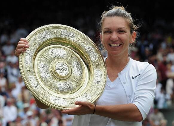 Sport Themen der Woche KW28 Sport Bilder des Tages Tennis - 2019 Wimbledon Championships - Week Two, Saturday (Day Twelve) Women s Singles, Final: Serena Williams (USA) vs. Simona Halep (ROU) Williams serves, on Centre Court. COLORSPORT ANDREW COWIE 
