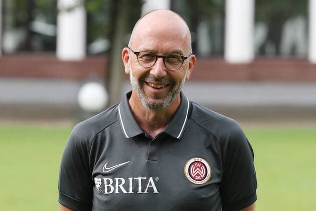 11.07.2019, xjhx, Fussball 2. Bundesliga, SV Wehen Wiesbaden - Porträttermin Fototermin 2019 2020 emspor, v.l. Dr. Achim Bitschnau (Mannschaftsarzt) (DFL DFB REGULATIONS PROHIBIT ANY USE OF PHOTOGRAPHS as IMAGE SEQUENCES and or QUASI-VIDEO) Wiesbaden