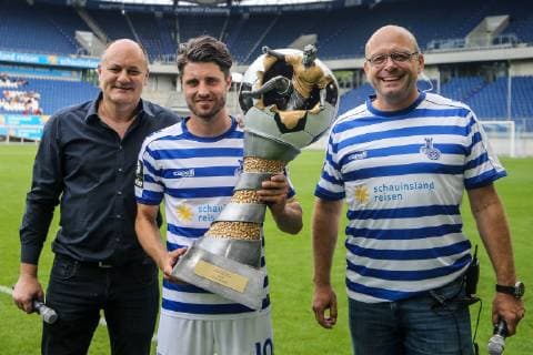 v.l. Andreas Rüttgers ( Schauinsland Reisen), Moritz Stoppelkamp ( MSV Duisburg ) und Stefan Leiwen ( Stadionsprecher MSV Duisburg) mit dem Pokal des Schauinsland Reisen Cups der Traditionen, Fussball - Schauinsland Reisen Cup der Traditionen Saison 2019 20 - MSV Duisburg vs. Stoke City, Duisburg, Schauinsland Reisen Arena, 13.07.2019, Duisburg Schauinsland Reisen Arena Nordrhein-Westfalen Deutschland *** v l Andreas Rüttgers Schauinsland Reisen , Moritz Stoppelkamp MSV Duisburg and Stefan Leiwen Stadionsprecher MSV Duisburg with the cup of the Schauinsland Reisen Cup der Traditionen, Football Schauinsland Reisen Cup der Traditionen Saison 2019 20 MSV Duisburg vs Stoke City, Duisburg, Schauinsland Reisen Arena, 13 07 2019, Duisburg Schauinsland Reisen Arena Nordrhein Westfalen Germany