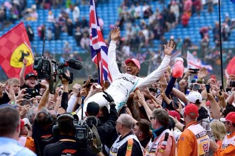 HAMILTON Lewis F1 Team Mercedes AMG Sieger bei der Siegerehrung und den Fans Formel 1 GP 2019 Silverstone am 14. 07. 2019 in Silverstone