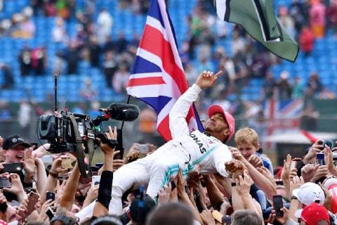 HAMILTON Lewis F1 Team Mercedes AMG Sieger bei der Siegerehrung und den Fans Formel 1 GP 2019 Silverstone am 14. 07. 2019 in Silverstone