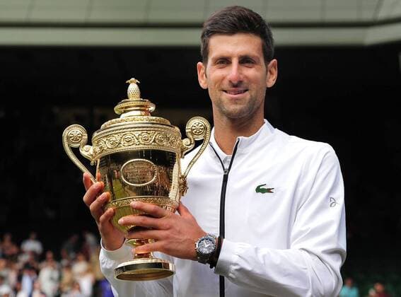 Sport Themen der Woche KW28 Sport Bilder des Tages Tennis - 2019 Wimbledon Championships - Week Two, Sunday (Day Thirteen) Men s Singles, Final: Novak Djokovic (SRB) vs. Roger Federer (SUI) Novak Djokovic with the trophy, on Centre Court. COLORSPORT ANDREW COWIE 