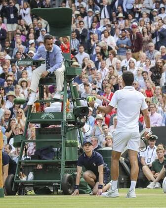 Novak Djokovic diskutiert mit Schiedsrichter Damian Steiner Copyright: xJuergenxHasenkopfx